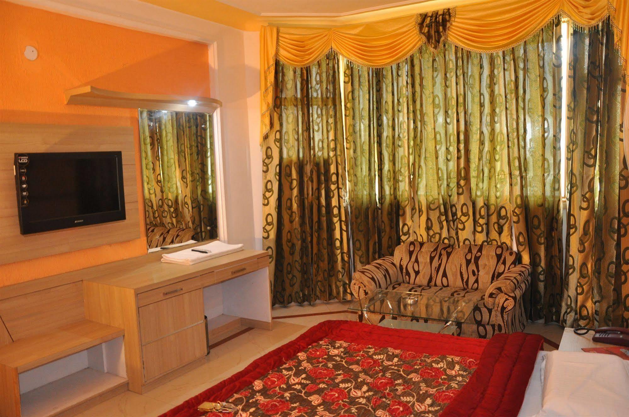 Hotel Bhawani International Катра Екстериор снимка