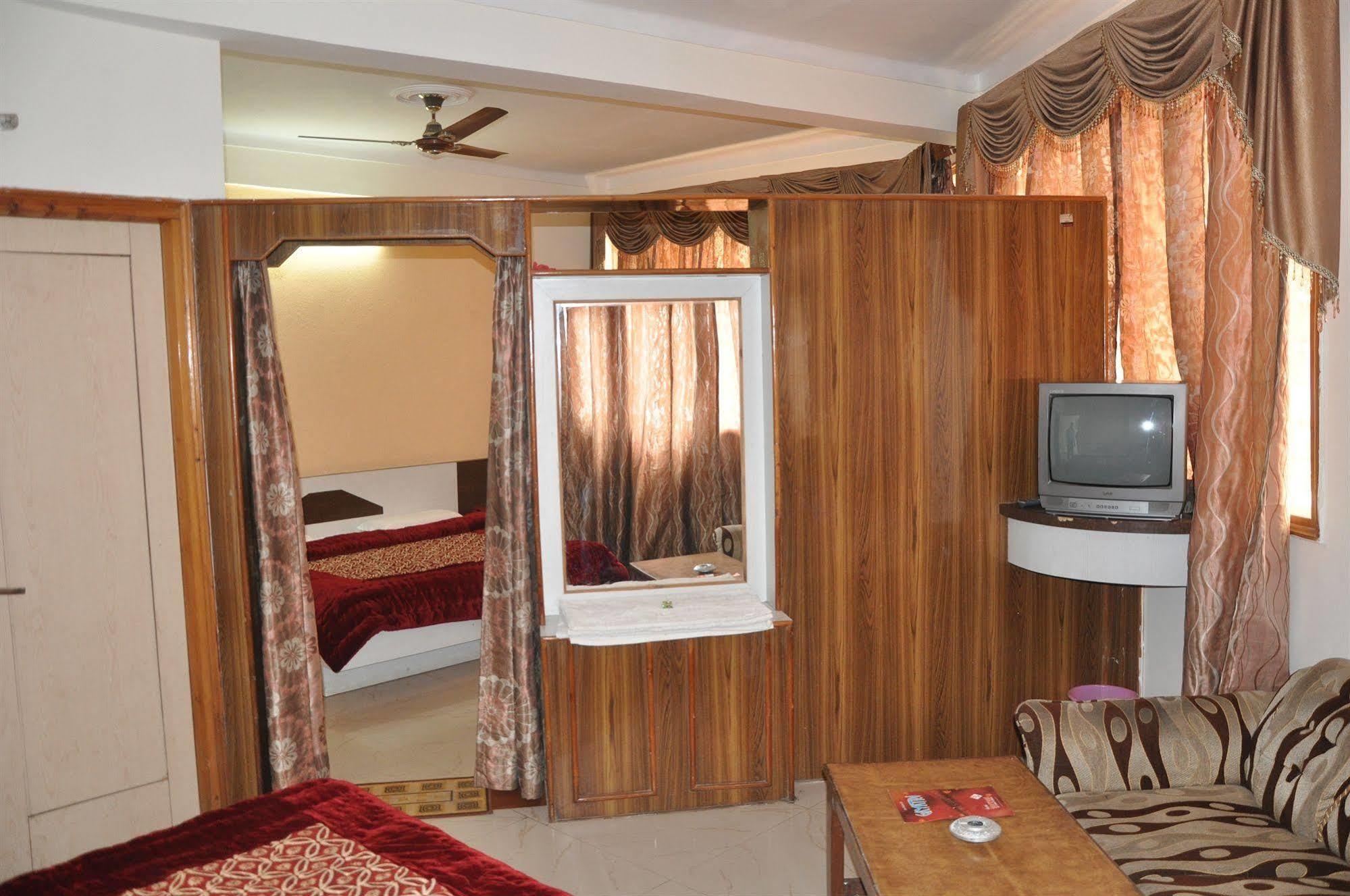 Hotel Bhawani International Катра Екстериор снимка